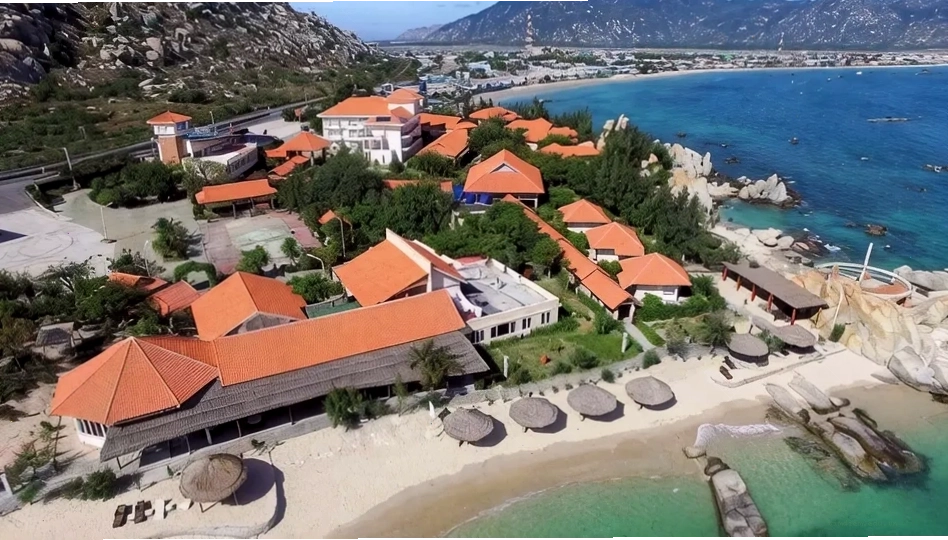 Toàn cảnh Hòn Cò Resort Cà Ná nhìn từ trên cao với bãi biển riêng biệt
