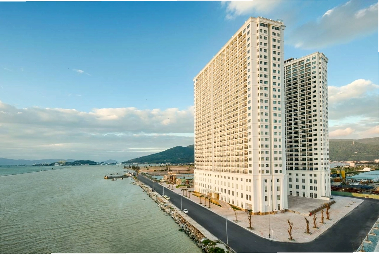 Toàn cảnh Khách sạn Golden Bay Đà Nẵng 5 sao với kiến trúc dát vàng