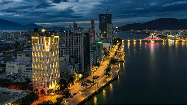 Toàn cảnh khách sạn Haian Riverfront Đà Nẵng bên sông Hàn về đêm