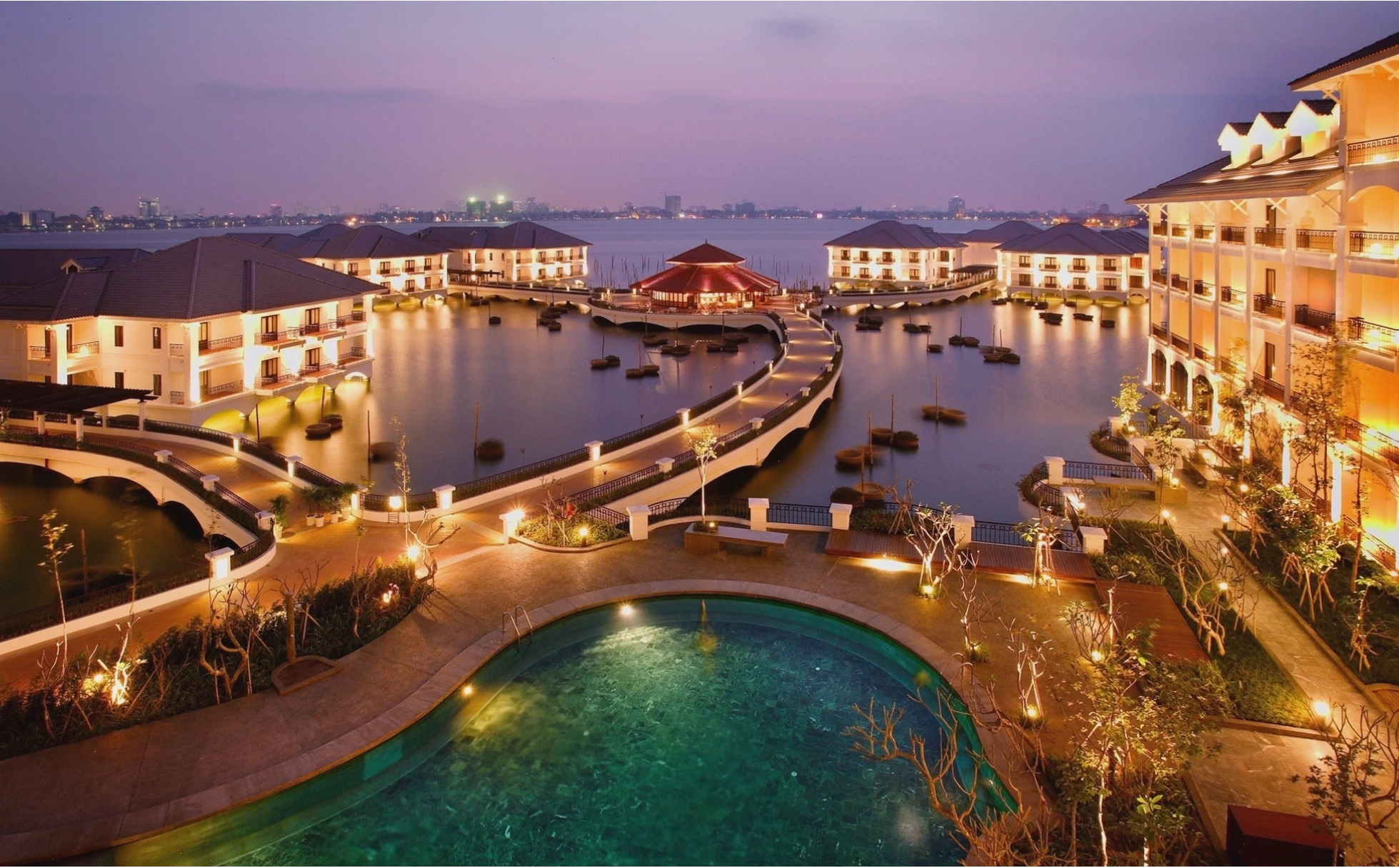Toàn cảnh khách sạn InterContinental Hanoi Westlake nhìn từ trên cao