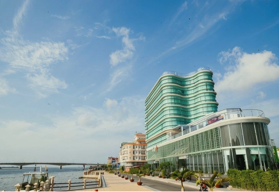 Toàn cảnh Khách sạn River Hà Tiên nhìn từ xa