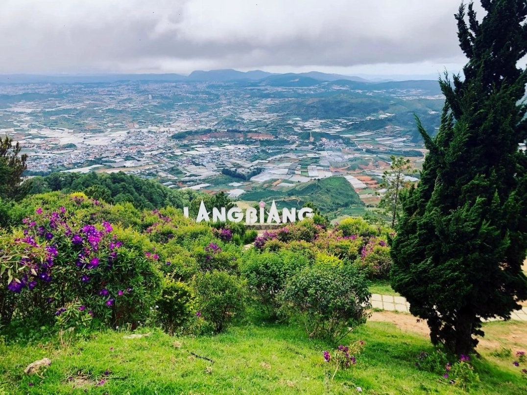 Toàn cảnh khu du lịch Langbiang nhìn từ trên cao với núi rừng hùng vĩ