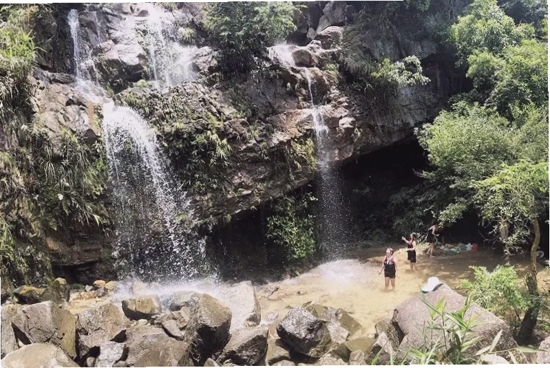 Toàn cảnh khu du lịch sinh thái Thác Mơ Quảng Ninh với dòng nước trong xanh