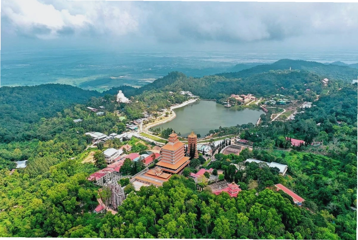 Toàn cảnh khu du lịch trên đỉnh núi Cấm