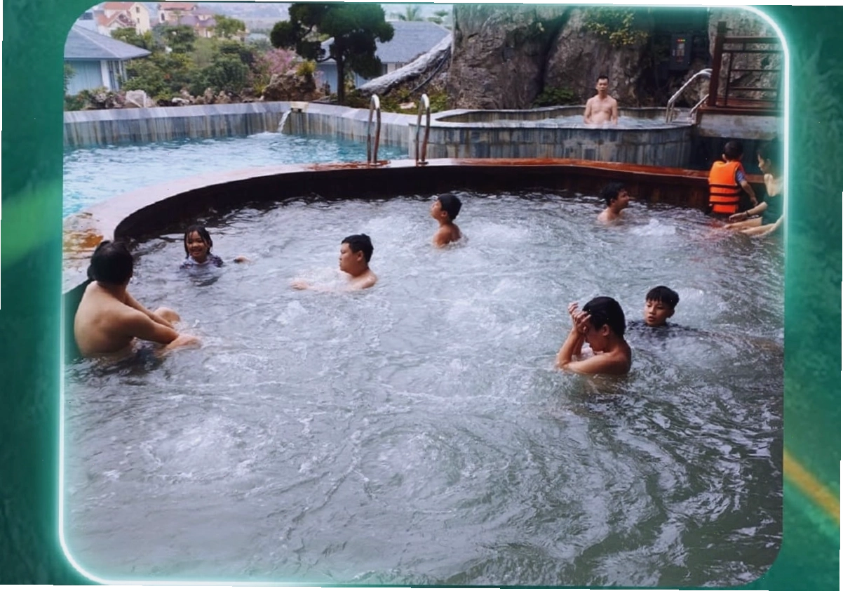 Toàn cảnh khu vực suối khoáng nóng Kênh Gà Ninh Bình nhìn từ trên cao
