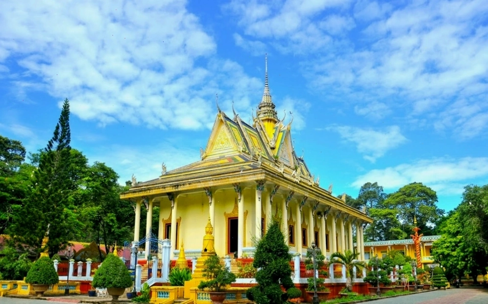 Toàn cảnh một địa điểm du lịch Trà Vinh với cảnh quan xanh tươi