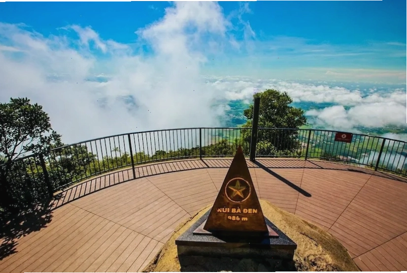 Toàn cảnh Núi Bà Đen hùng vĩ