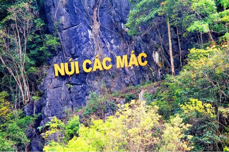 Toàn cảnh Núi Các Mác hùng vĩ soi bóng xuống dòng Suối Lênin trong xanh