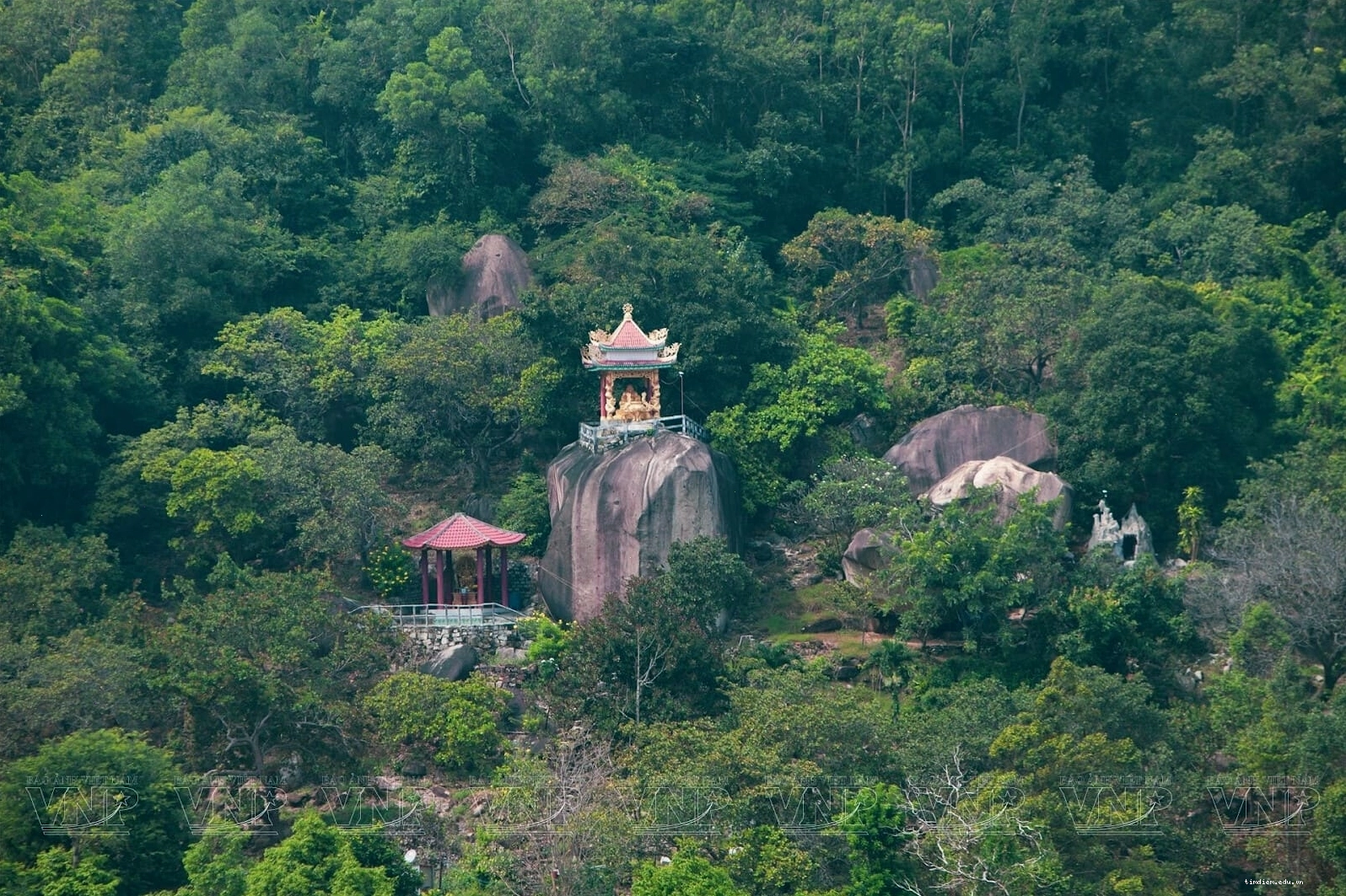 Toàn cảnh Núi Chứa Chan nhìn từ xa