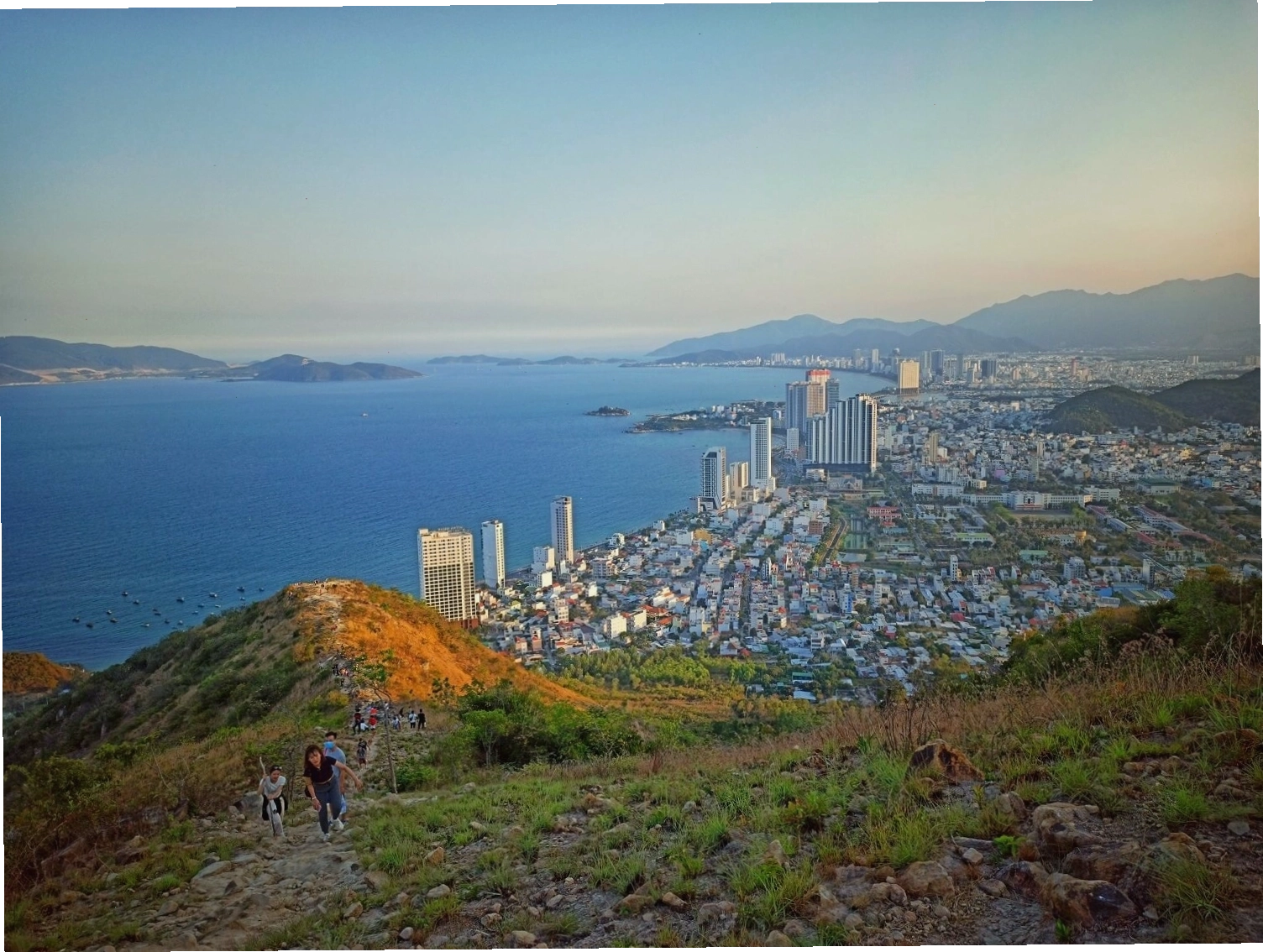 Toàn cảnh núi Cô Tiên Nha Trang với khung cảnh hùng vĩ