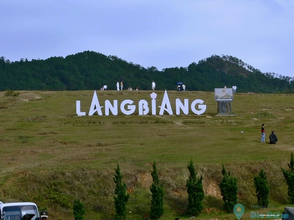 Toàn cảnh núi Langbiang hùng vĩ nhìn từ xa
