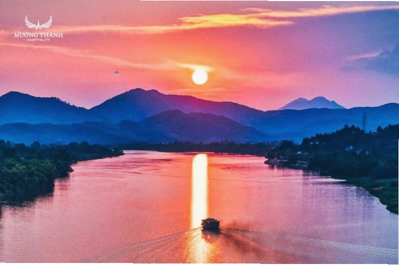 Toàn cảnh Núi Ngự Bình nhìn từ bờ sông Hương