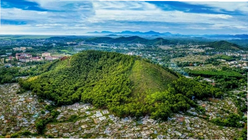 Toàn cảnh Núi Ngự Bình nhìn từ xa
