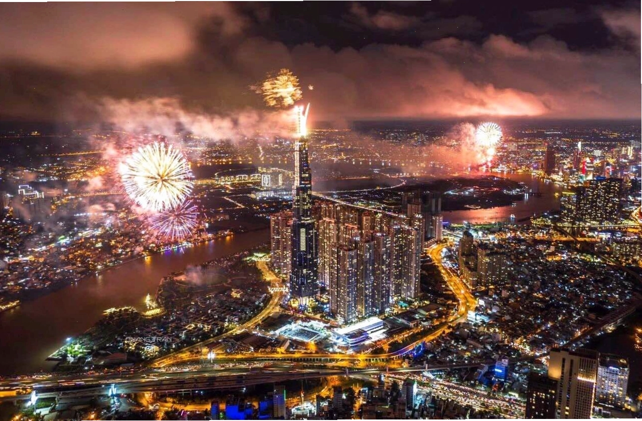 Toàn cảnh pháo hoa lung linh trên bầu trời Công viên Landmark 81