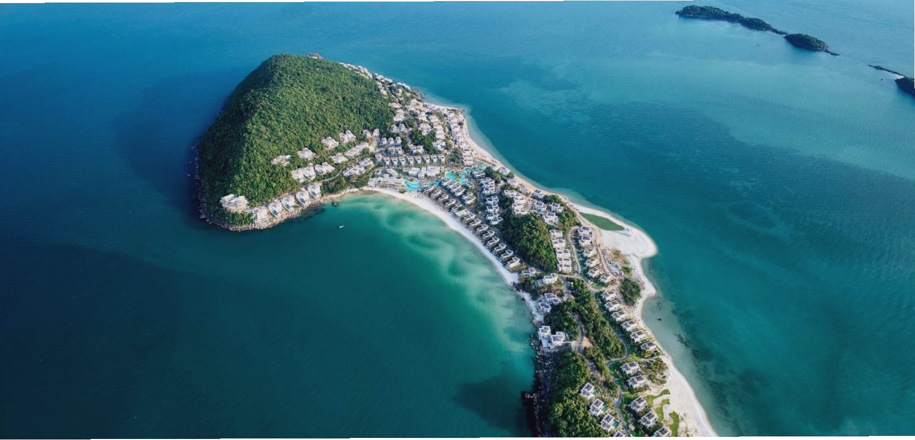 Toàn cảnh Premier Village Phu Quoc Resort nhìn từ trên cao với hai mặt biển bao quanh