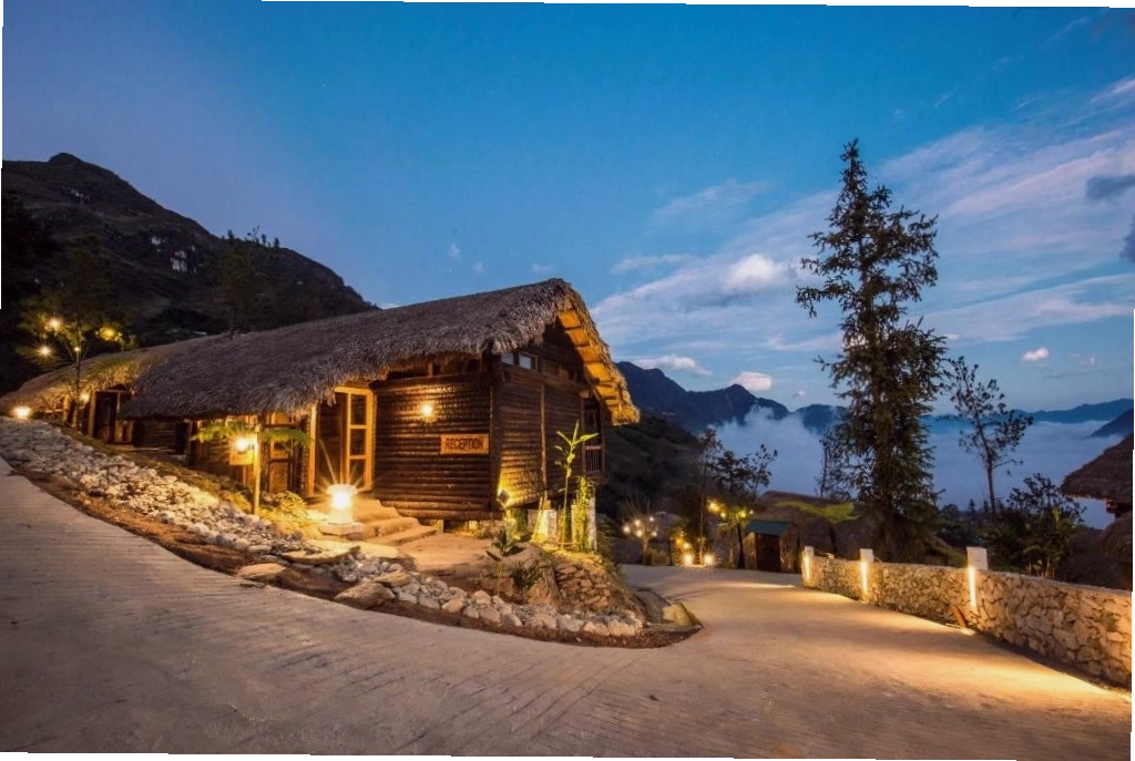 Toàn cảnh Sapa Jade Hill Resort & Spa nhìn từ trên cao với thung lũng Mường Hoa bao la
