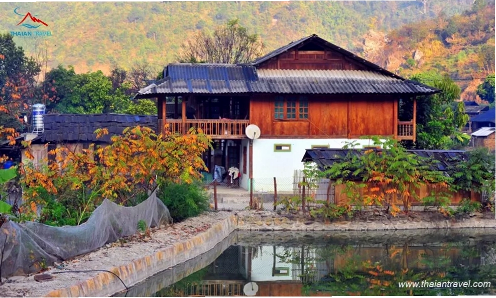 Toàn cảnh suối khoáng nóng Ngọc Chiến với núi non hùng vĩ