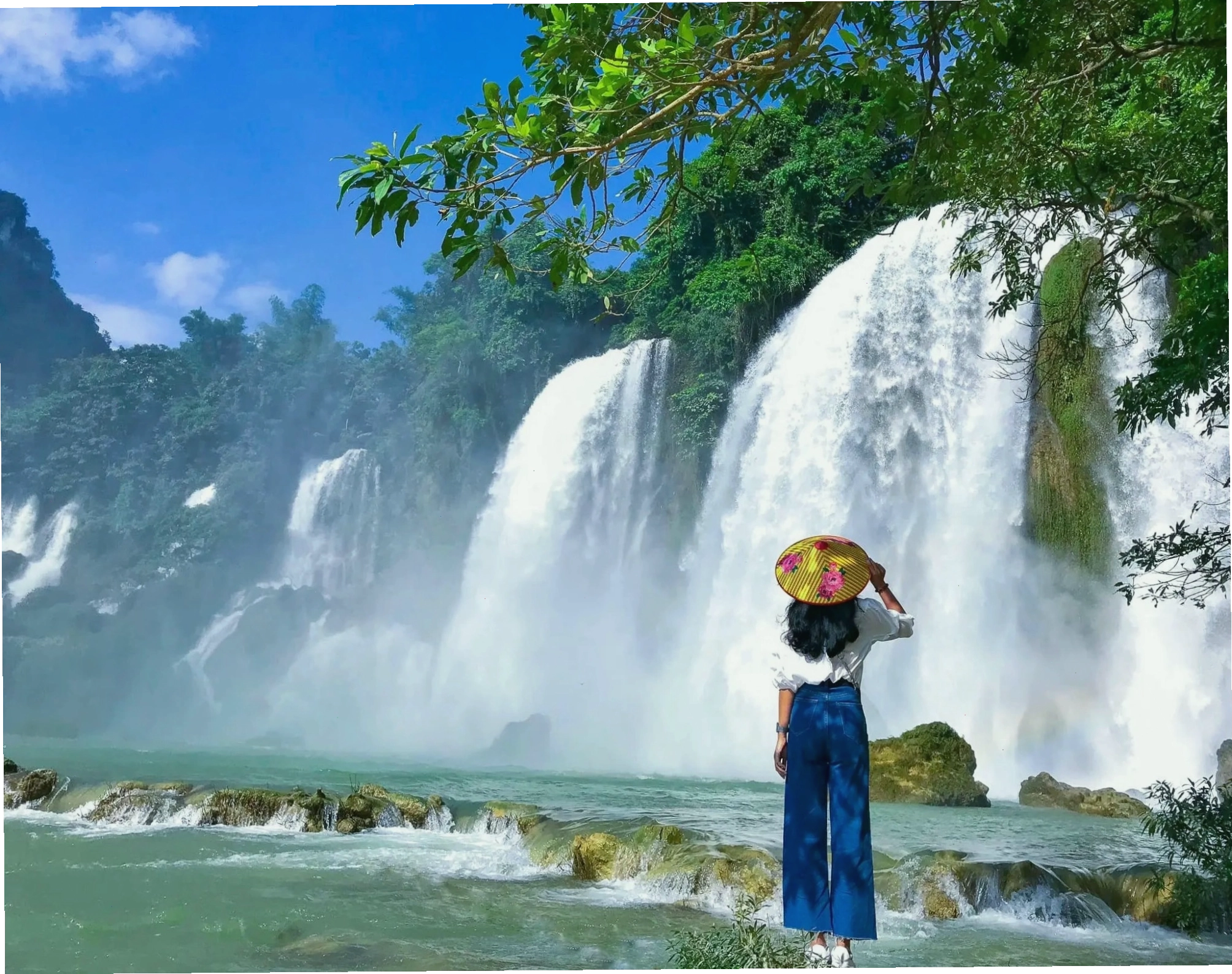Toàn cảnh Thác Bản Giốc hùng vĩ nhìn từ xa
