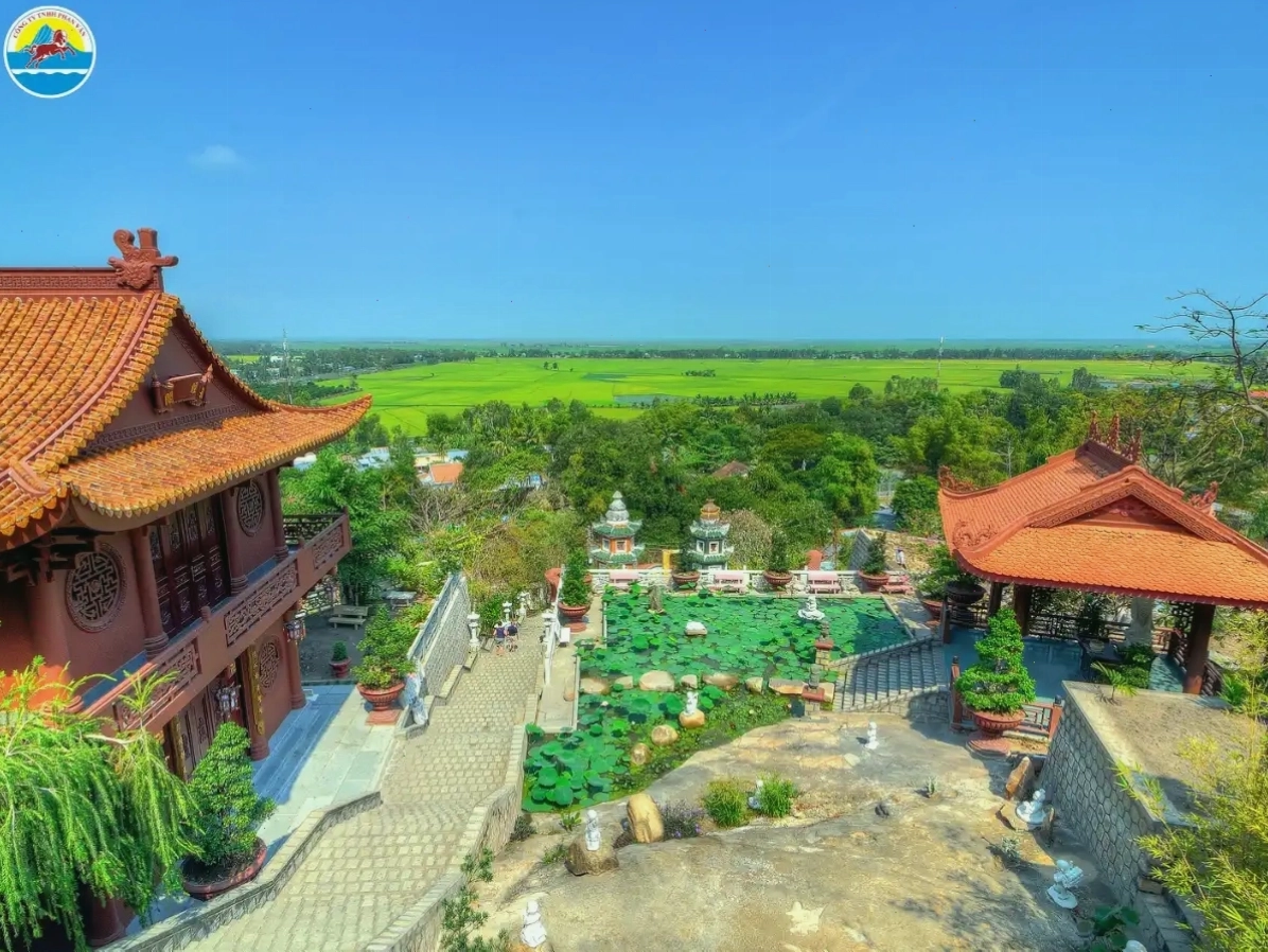 Toàn cảnh thành phố Châu Đốc An Giang bên bờ sông Hậu