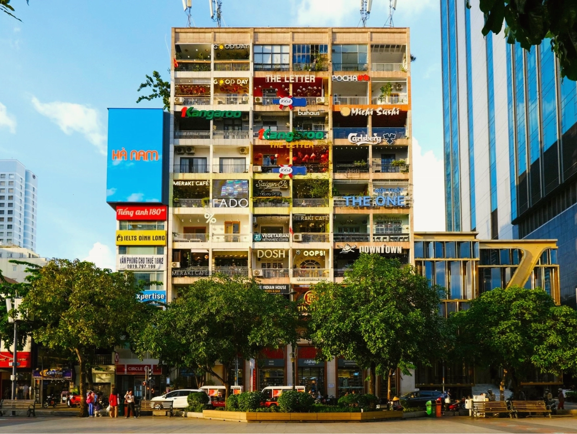 Toàn cảnh The Cafe Apartment Sài Gòn nhìn từ đường Nguyễn Huệ