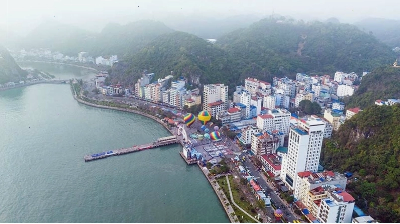 Toàn cảnh thị trấn Cát Bà nhìn từ trên cao