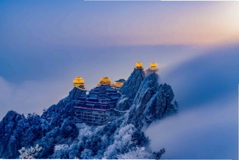 Toàn cảnh thung lũng nhìn từ trên cao núi Lão Quân, bao phủ bởi mây mù