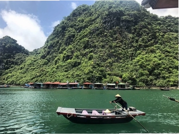 Toàn cảnh Vịnh Hạ Long nhìn từ Núi Bài Thơ