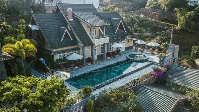 Toàn cảnh Zen Valley Dalat Resort nhìn từ trên cao với không gian xanh mát