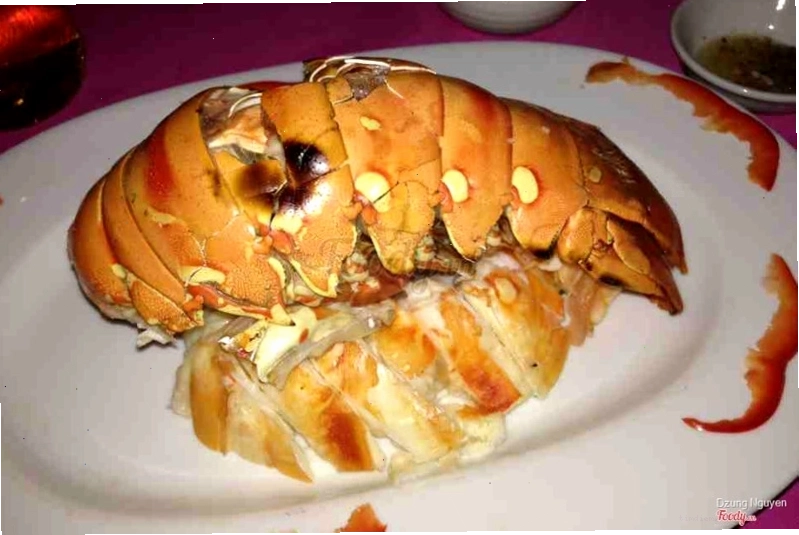 Tôm hùm nướng nguyên con hấp dẫn tại nhà hàng Ngọc Sương