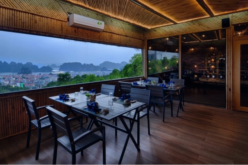 Tôm sú nướng mọi thơm lừng tại nhà hàng Hương Biển