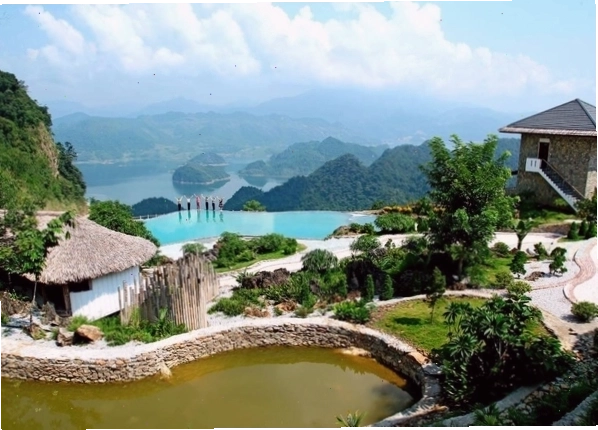 Tổng quan Bakhan Village Resort với không gian xanh mát và tầm nhìn đẹp