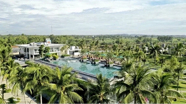 Tổng quan Cocoland River Beach Resort & Spa với không gian xanh mát