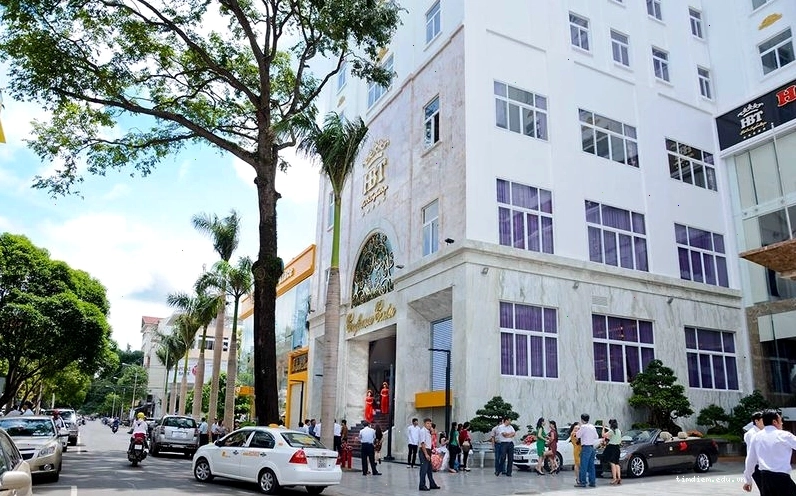 Tổng quan Khách sạn Hai Bà Trưng Buôn Ma Thuột với hồ bơi xanh mát
