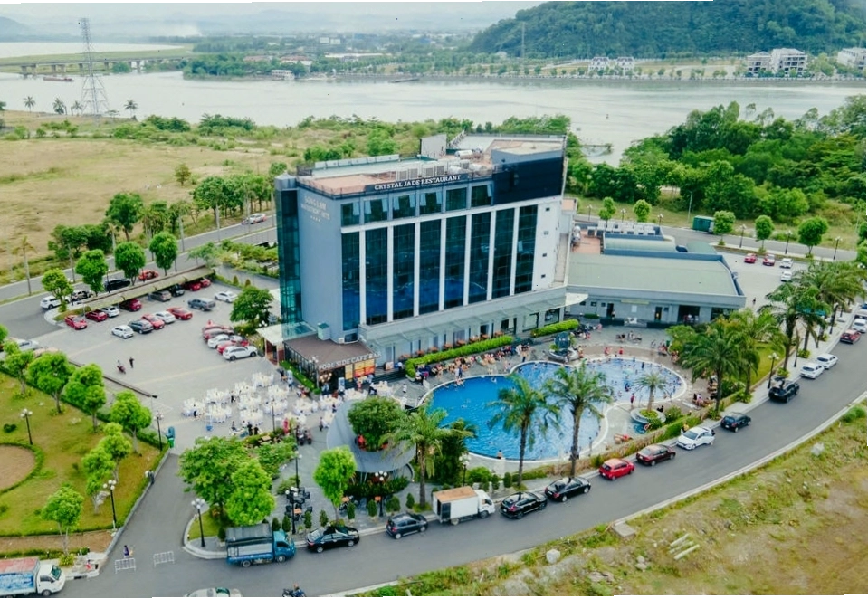 Tổng quan Khách sạn Sông Lam Waterfront với kiến trúc hiện đại nhìn ra sông Lam