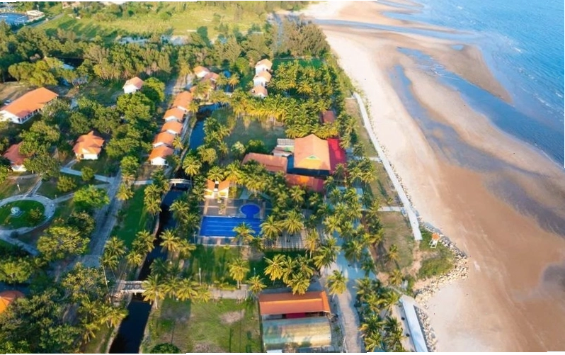 Tổng quan không gian xanh mát và hồ bơi tại Đất Lành Resort