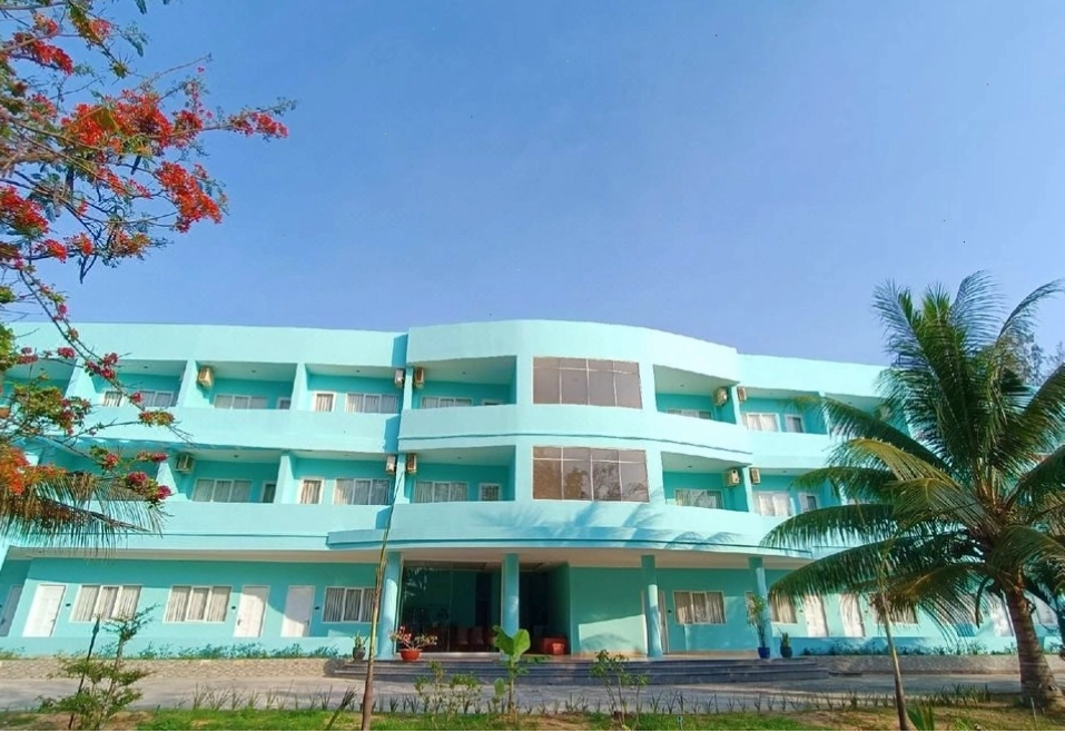 Tổng quan khu nghỉ dưỡng Maxivic Beach Resort với tầm nhìn ra biển