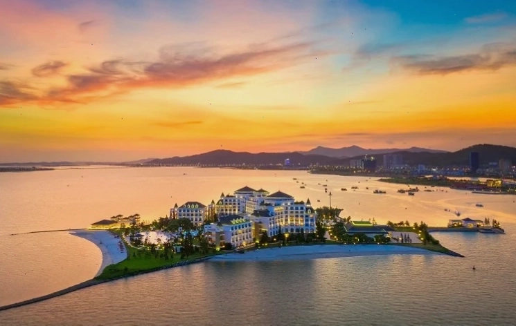 Tổng quan khu nghỉ dưỡng Vinpearl tại Hạ Long với bãi biển xanh mát và các tòa nhà khách sạn