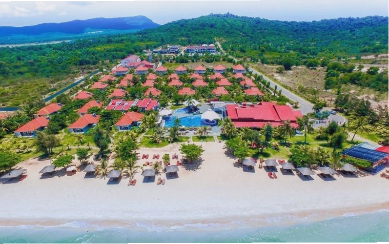 Tổng quan khu vực hồ bơi ngoài trời tại Mercury Phú Quốc Resort & Villas