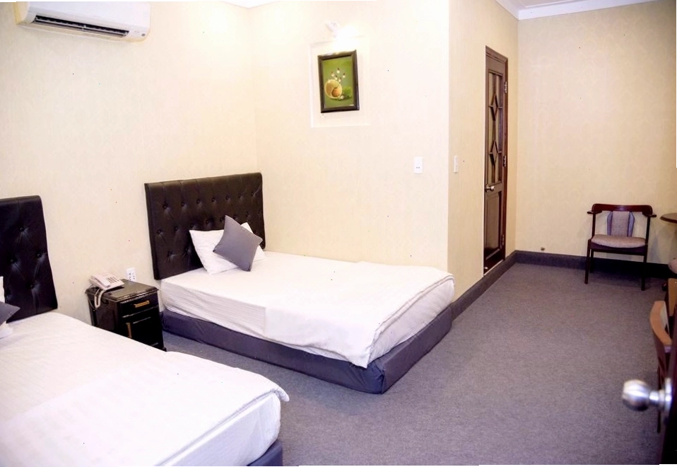 Tổng quan khuôn viên Khách sạn Hà Trinh với kiến trúc Art Deco ấn tượng