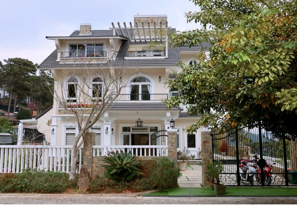 Tổng quan kiến trúc Hygge Homestay Đà Lạt với gam màu trung tính ấm áp