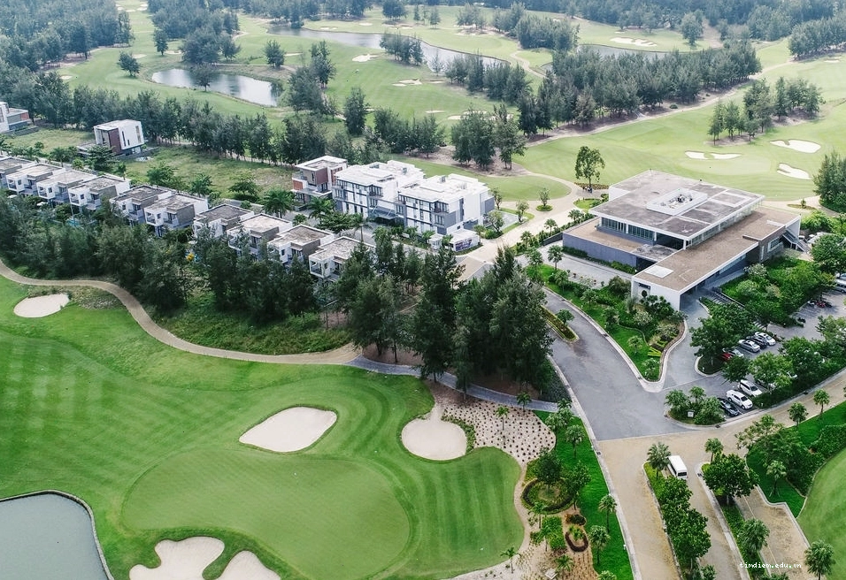 Tổng quan kiến trúc Montgomerie Links Hotel & Villas với sân golf xanh mướt