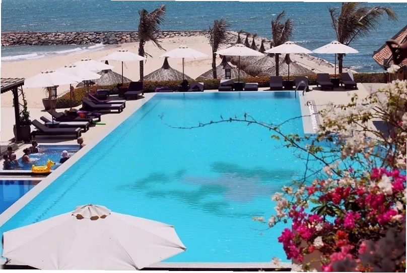 Tổng quan kiến trúc Poshanu Resort với không gian xanh mát