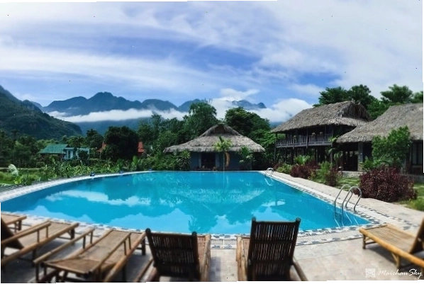 Tổng quan Mai Châu Sky Resort với view cánh đồng lúa xanh mướt