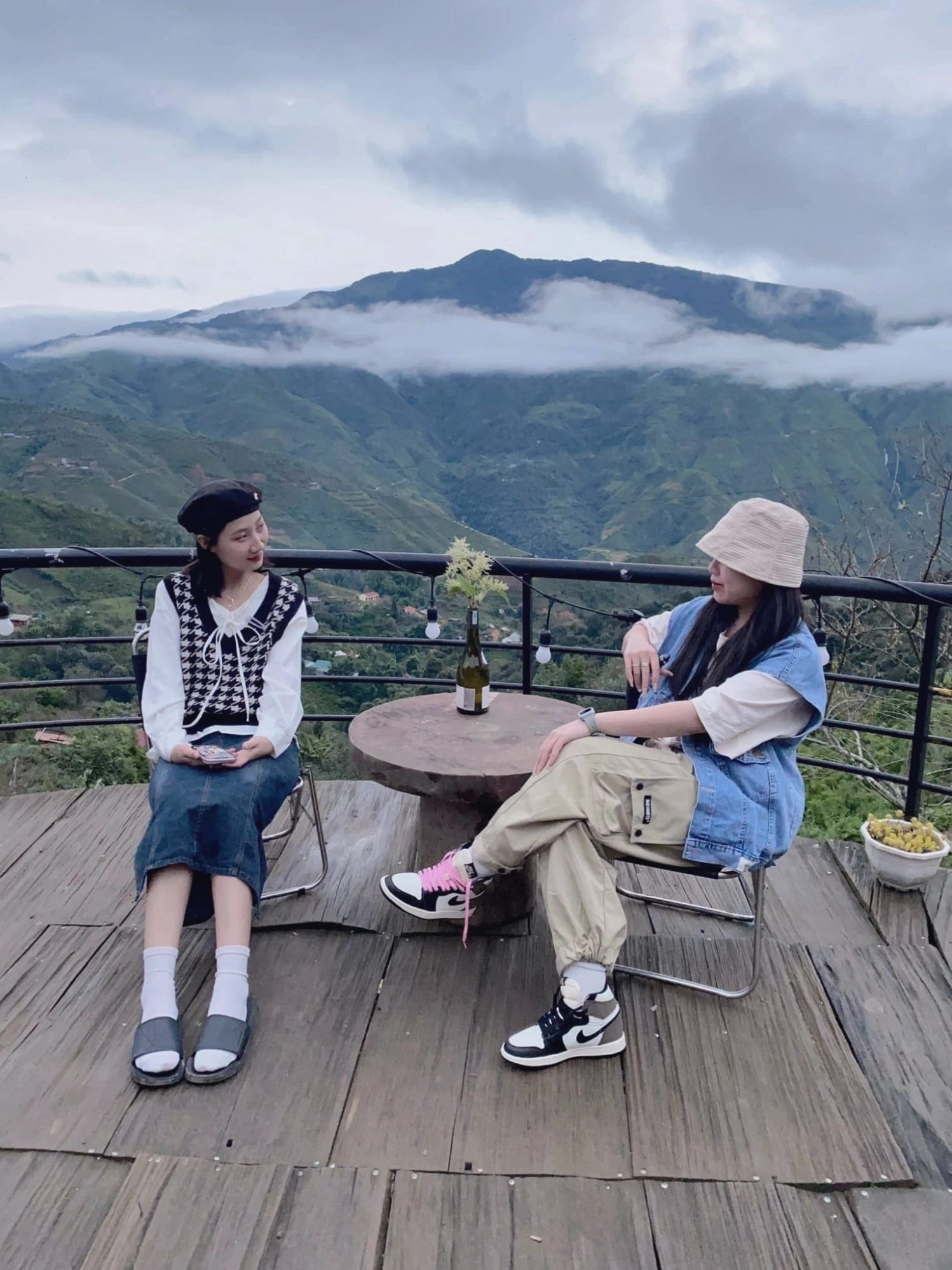 Tổng quan Mando Homestay 1 Tà Xùa với khung cảnh mây trời bao phủ