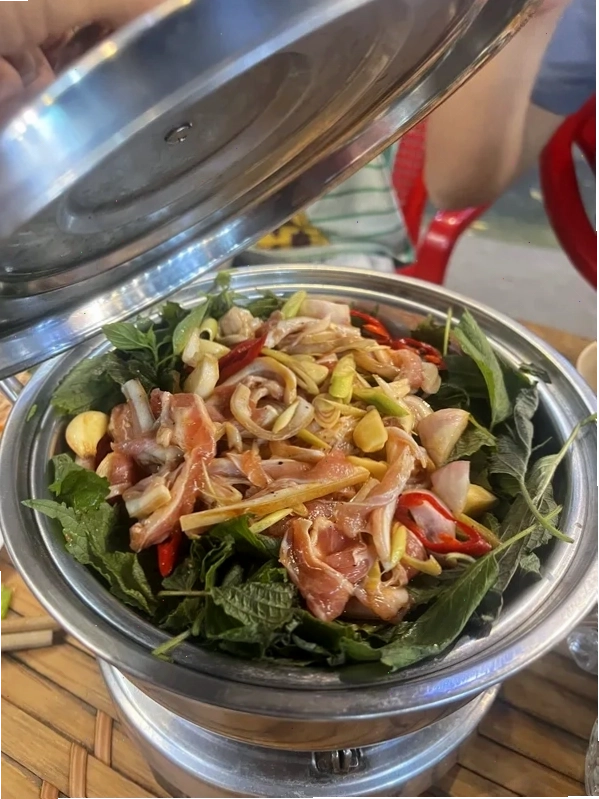 Tổng quan Nhà hàng Gió Sông với không gian ngoài trời thoáng đãng