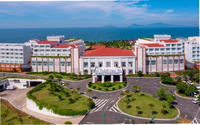 Tổng quan về The Pearl Hội An với hồ bơi lớn và tầm nhìn ra biển