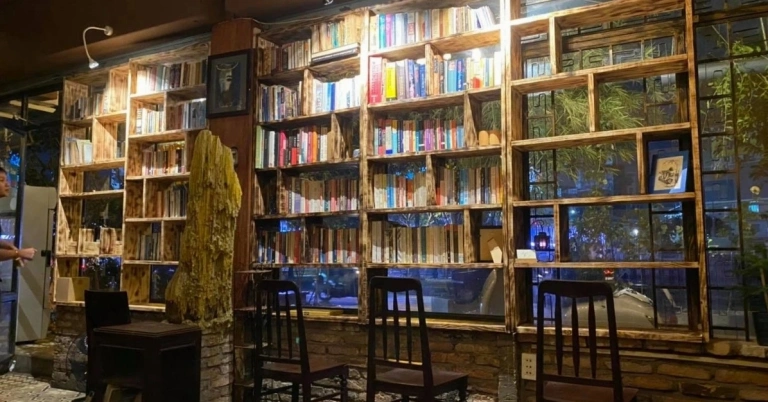 Top Quán Cafe Sách Quận 1: Điểm Hẹn Lý Tưởng Cho Tín Đồ Yêu Sách