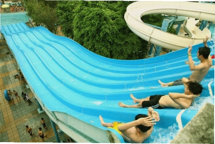 Trải nghiệm các trò chơi máng trượt và hồ bơi tại công viên nước Thanh Lễ