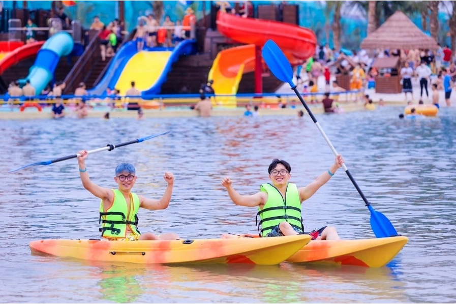 Trải nghiệm các trò chơi nước tại VinWonders Water Park