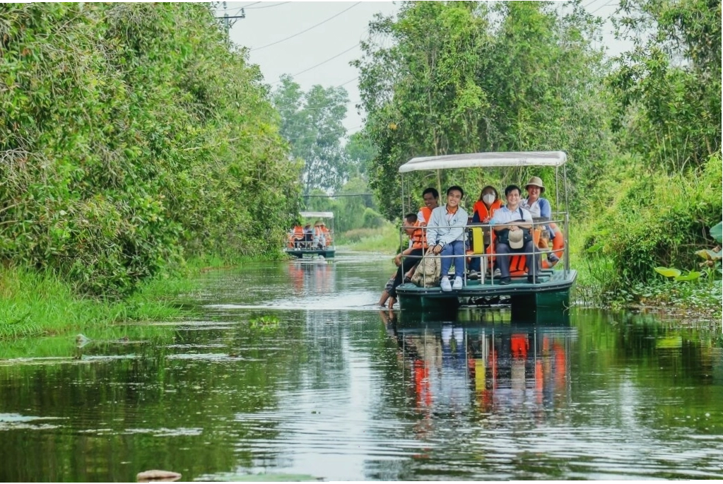 Trải nghiệm chèo thuyền kayak tại Làng Nổi Tân Lập
